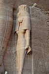 Statua di Nefertari sulla facciata del Tempio maggiore di Abu Simbel.