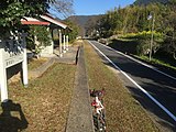 駅ホームと整備された自転車道