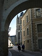 La plaza Saint-Éloi con la Torre Saint Aubin