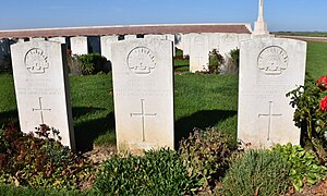 Tombes de trois soldats australiens tombés le 22 août 1918.