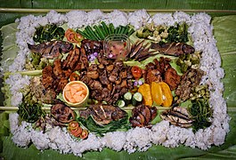 Le kamayan, un repas convivial philippin sur feuille de bananier.