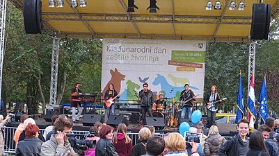 Band Crvena jabuka performing on Bundek