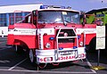 Camion de pompiers toutes portières ouvertes.