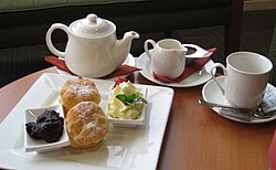 Cream tea: תה, סקונס, שמנת עשירה, ריבת פטל