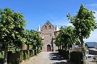 Allée boisée menant à l'église.