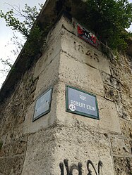 Angle du bastion avec les plaques rue Robert-Etlin.