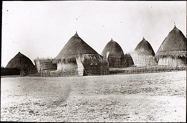 photo en noir et blanc des huttes du sanctuaire de Nyikang à Panyikang en 1910