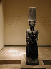 Statue du pharaon Horemheb devant le dieu Amon