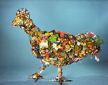 Scultura rappresentante una gallina, assemblata con RSU (Rifiuti Solidi Urbani)