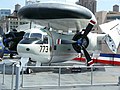 Grumman E-1B sur le pont du porte-avions USS Intrepid.