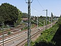 Östlich des Bahnhofs verlässt die S-Bahn-Strecke nach Ohlsdorf (links) die gerade Linienführung der Bahnstrecke Lübeck–Hamburg