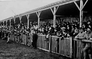 Spectateurs, vers 1910.