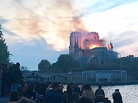 Multidão avistando o fogo, porto de Tournelle (21h00).