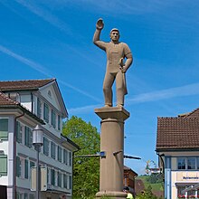 Landsgemeinde-Brunnen (1963) in Appenzell. Brunnenskulptur von Johann Ulrich Steiger (1920–2008) Holzschneider, Holz- und Steinbildhauer, Lithograf und Galerist.