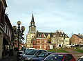 La Place Parmentier (au centre de laquelle se dresse le monument surmonté de la statue du célèbre personnage) et l'église Saint-Pierre