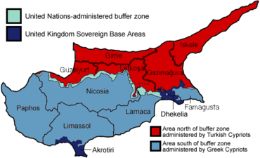 Carte dessinée des districts de Chypre d'après 1974 et dont ceux situés en RTCN ne sont pas reconnus internationalement avec légende en anglais et noms desdits districts des deux côtés de la frontière.