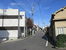 亀井町2丁目（道路の左側）。 岡崎市中央地域福祉センターへ向かう坂。