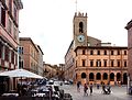 Il palazzo comunale visto da corso Mazzini.