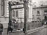 Ursprünglicher Abgang zur Subterráneos-Station Plaza de Mayo, Buenos Aires; die Beschilderung weist das Linienziel aus, nicht den Stationsnamen