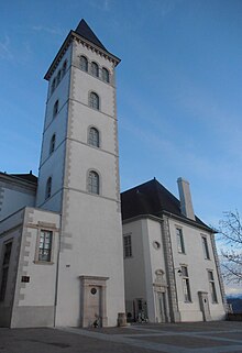 Photo d'un monument de couleur blanche comprenant une tour de quatre étages.