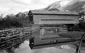 Pont couvert au-dessus de la rivière de Mont-Louis en 1942