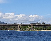 As Torres de Oeste esmagadas pola ponte entre Catoira e Rianxo.