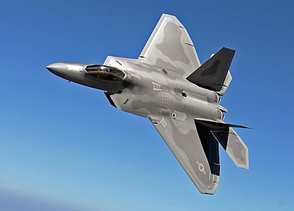 מטוס F-22 מטייסת הקרב 27 (אנ'), הוטס על ידי לוטננט קולונל (אנ') ג'יימס האקר ליד בסיס חיל האוויר לנגלי (אנ'), וירג'יניה.