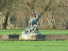 Monument d'une scène de chasse dans le parc.