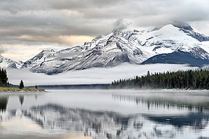 Lever de soleil sur le lac Maligne, dans le parc national de Jasper au Canada. (définition réelle 7 360 × 4 912)