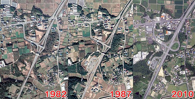 武豊ICの変遷（1982年、1987年、2010年）。武豊PAが新設され、当初は平面Y型だったランプウェイも4車線化工事に伴ってトランペット型に改修された[1]。 帰属：国土交通省「国土画像情報（カラー空中写真）」配布元：国土地理院地図・空中写真閲覧サービス