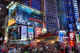 Photo de Time Square avec un grand nombre d'affiches lumineuses.