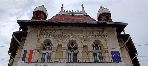 Mairie d'Urlați en 2024, avant-corps du bâtiment.