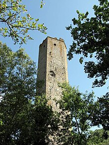 Un'alta e stretta torre di pietra.