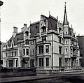 Residência de William K. Vanderbilt, Petit Chateau, 1878–82, Manhattan, por Richard Morris Hunt.[6]