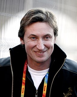 Photographie de face de Wayne Gretzky souriant en 2006.
