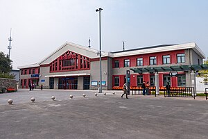 已新建站前广场的雁栖湖站（2020年10月）