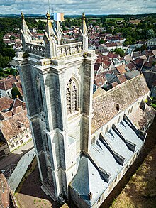 Vue aérienne de l'église Saint-Caradeuc à Donzy