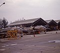 美國空軍的F-4幽靈II戰鬥機停放於台南空軍基地內的維修棚廠，攝於1974年12月1日