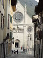 Facciata del Duomo di Gemona con le statue della Natività e la statua di San Cristoforo.