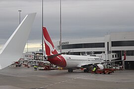 Un Boeing 737-800 de Qantas stationné au terminal national Qantas de l'aéroport de Perth.