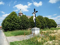 Calvaire monumental, avec l'église Saint-Denis de Becquincourt, en arrière-plan.