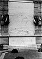 Gabriel Pech, Monument à Edith Cavell adossé au mur oriental du Jeu de Paume dans le jardin des Tuileries.