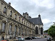 Entrée de l'hôtel de ville et en arrière-plan l'église Saint-Michel.