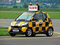 Ein Smart Fortwo als Follow-Me-Car am Flughafen Zeltweg in Österreich