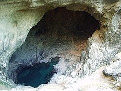 L'exsurgence lors d'un débit très faible de la Sorgue.