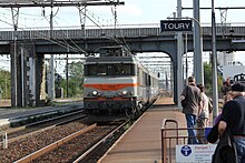 Arrivée d'un train en gare de Toury en 2010.