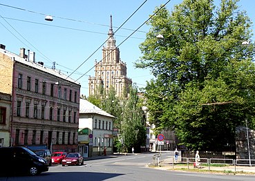 Вид вдоль ул. Эмилии Беньямин на здание Академии наук