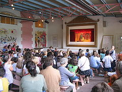 Représentation de théâtre de Guignol, à Paris, dans le jardin d'acclimatation.