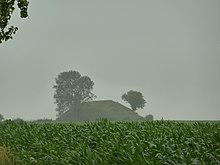 Tumulus et champs.