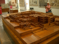 Maqueta de la estructura del palacio de Cnosos. Fue una asombrosa ciudad palatina ubicada en Creta, de características nunca antes vistas (red de tuberías, posición compleja en las gradas del interior, dimensiones muy superiores a otros palacios contemporáneos, etc.), por lo que se cree que de la civilización minoica, los egipcios ―no los griegos―, se inspiraron en el mito de la Atlántida. Las teorías arqueológicas sobre el catastrófico final de la cultura minoica, asociado a la llamada «erupción minoica» del volcán que produjo la caldera actual de la isla Santorini (siglo XVII a. C.), también permiten su asociación con ese mito.